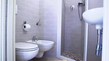 Dusche, kostenlose Toilettenartikel, Haartrockner, Bidet