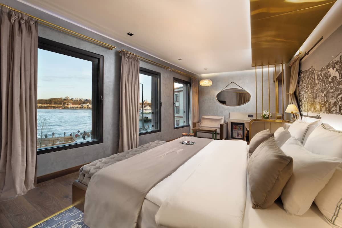 Corner Suite Room with Sea View | Minibar, caja de seguridad en la habitación y escritorio 