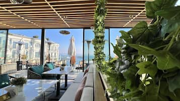 Breakfast, lunch, dinner served; international cuisine