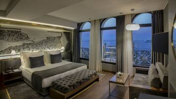 Executive Suite, Sea View | Minibar, in-room safe, desk, soundproofing