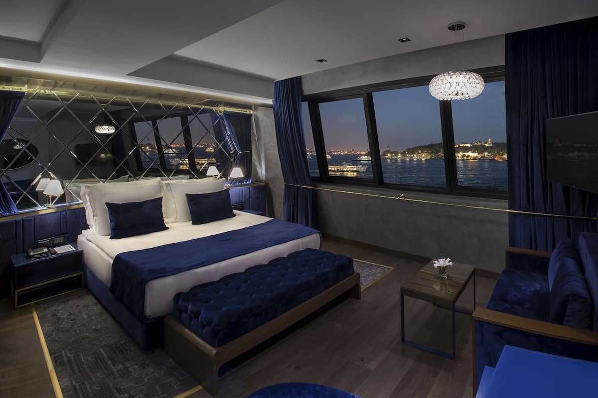 Penthouse, Suit Room with Sea View | Minibar, caja de seguridad en la habitación y escritorio 