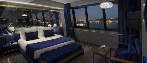 Penthouse, Suit Room with Sea View | 1 chambre, minibar, coffre-fort pour ordinateur portable, bureau