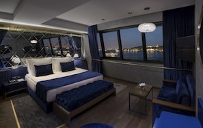 Penthouse, Suit Room with Sea View | Minibar, brankas, meja kerja, dan kedap suara