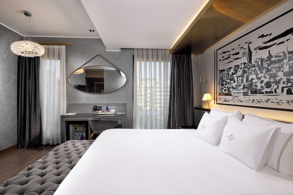 Deluxe Room | Bar mini, peti besi dalam bilik, meja, kalis bunyi