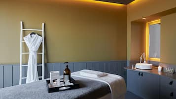 Couples treatment rooms, hot tub, steam room, body treatments, facials