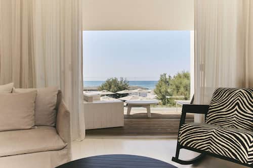 Junior Suite (Junior Suite Mer - 1er) | Premium bedding, free minibar, in-room safe, desk