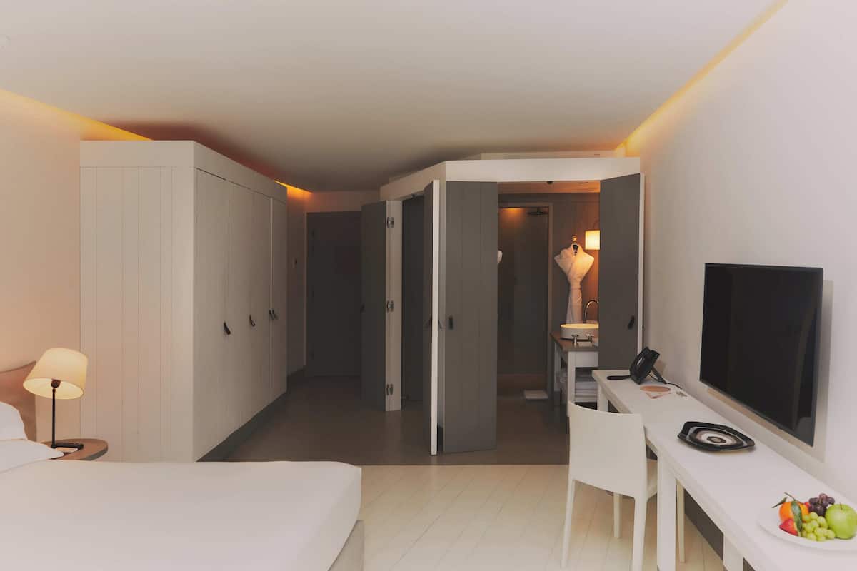 1 bedroom, premium bedding, free minibar, in-room safe