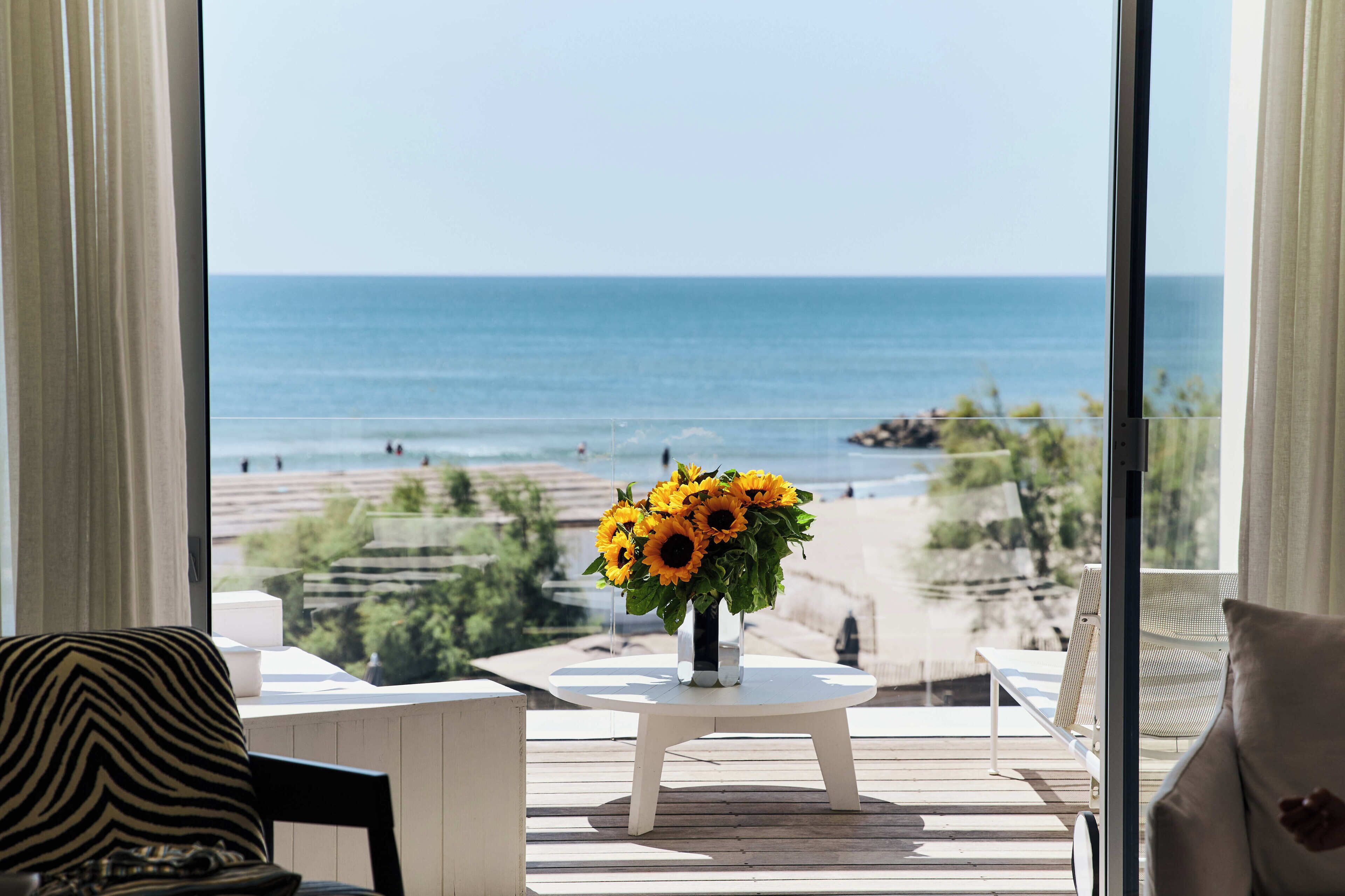 Junior suite (Suite Junior 2eme étage) | Luxe beddengoed, een gratis minibar, een kluis op de kamer, een bureau