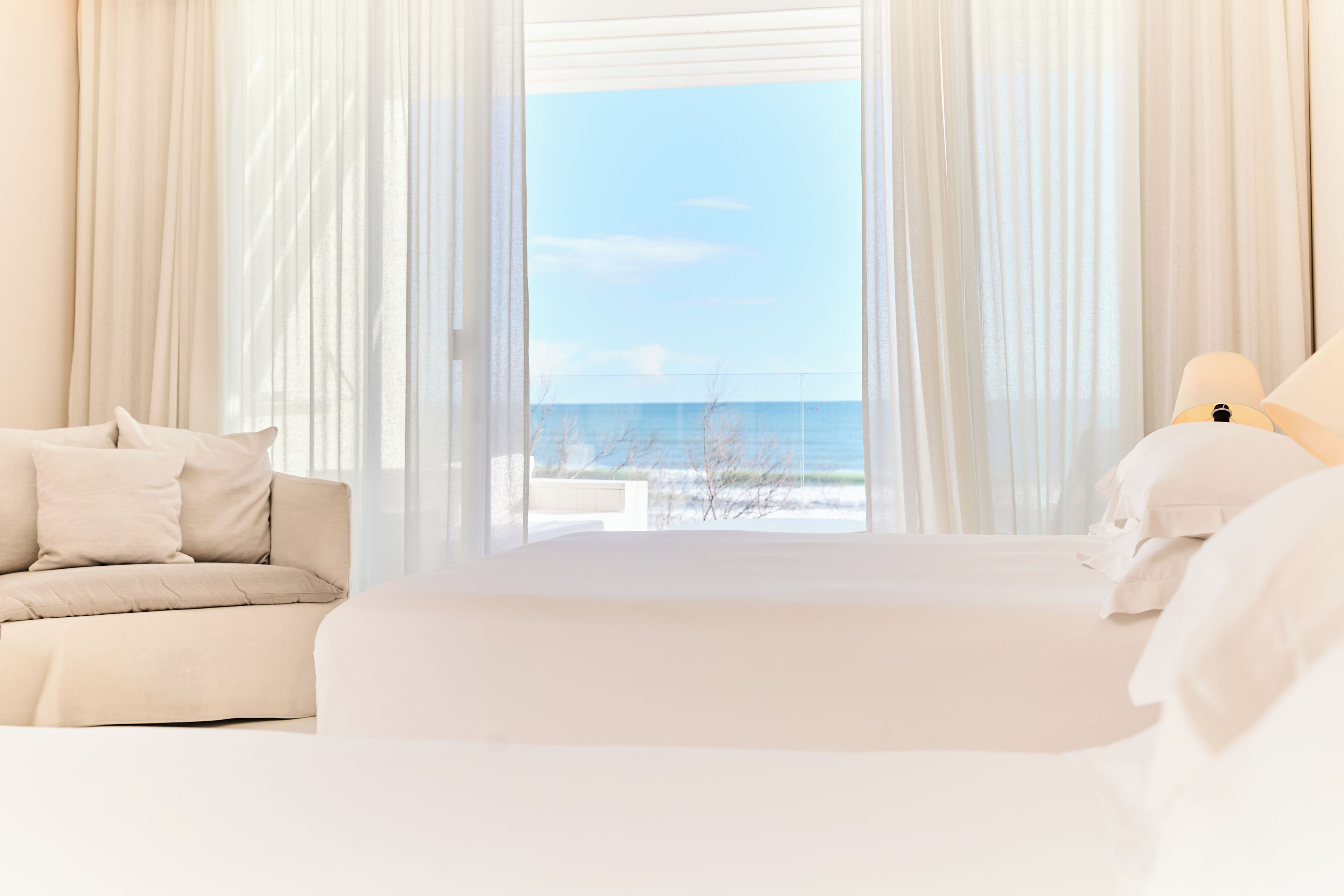 Habitación familiar | Ropa de cama de alta calidad y minibar con artículos gratuitos