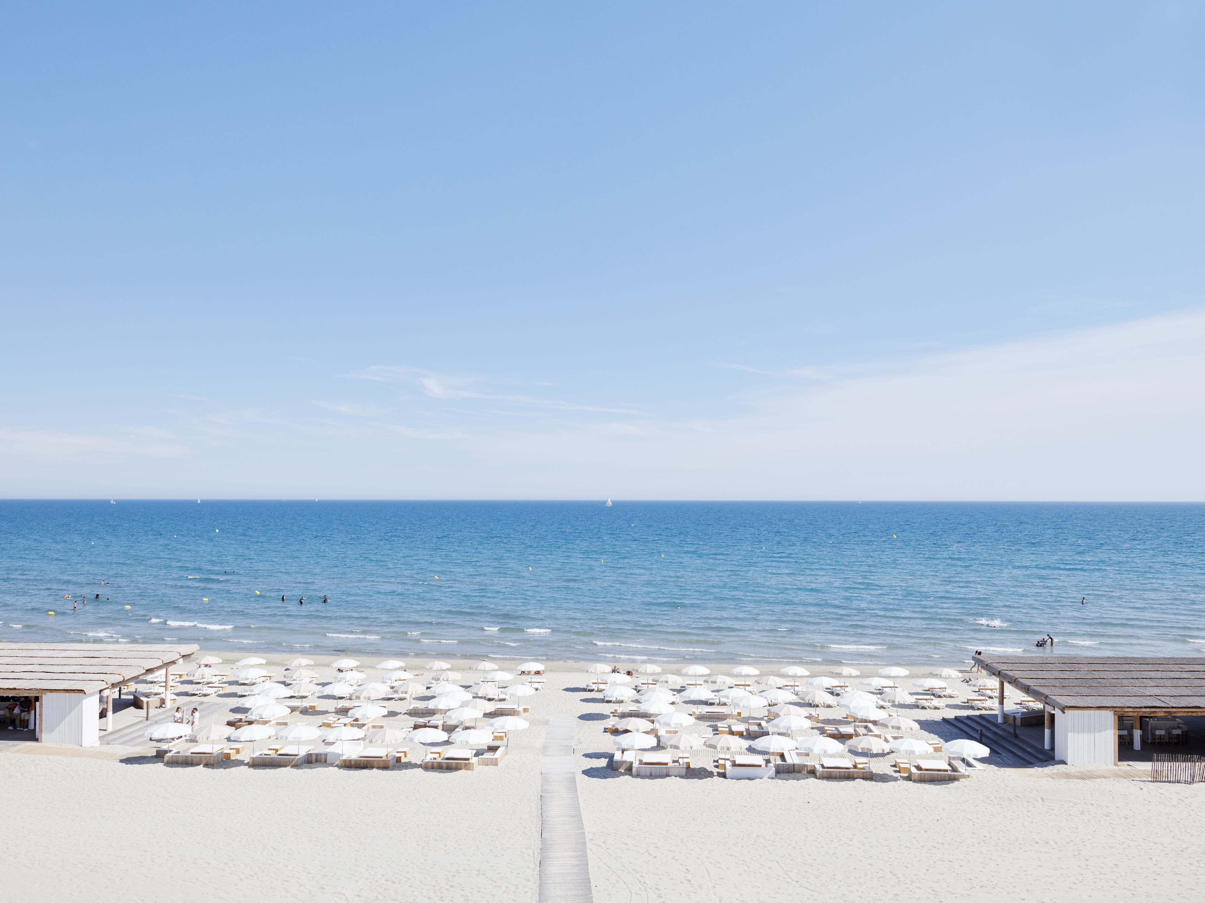 Aan een privéstrand, wit zand