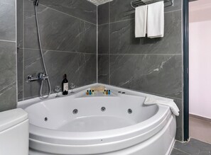 Suite ejecutiva, 1 habitación | Baño | Artículos de higiene personal de diseño, secador de pelo y zapatillas