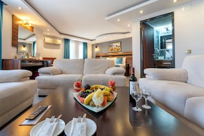 Executive Suite, 1 Bedroom | Living area