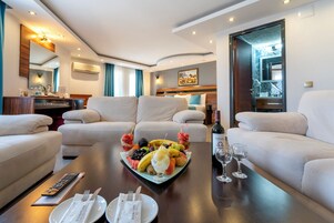 Suite ejecutiva, 1 habitación | Zona de estar | Una televisión LCD, un futbolín, una mesa de tenis de mesa, libros