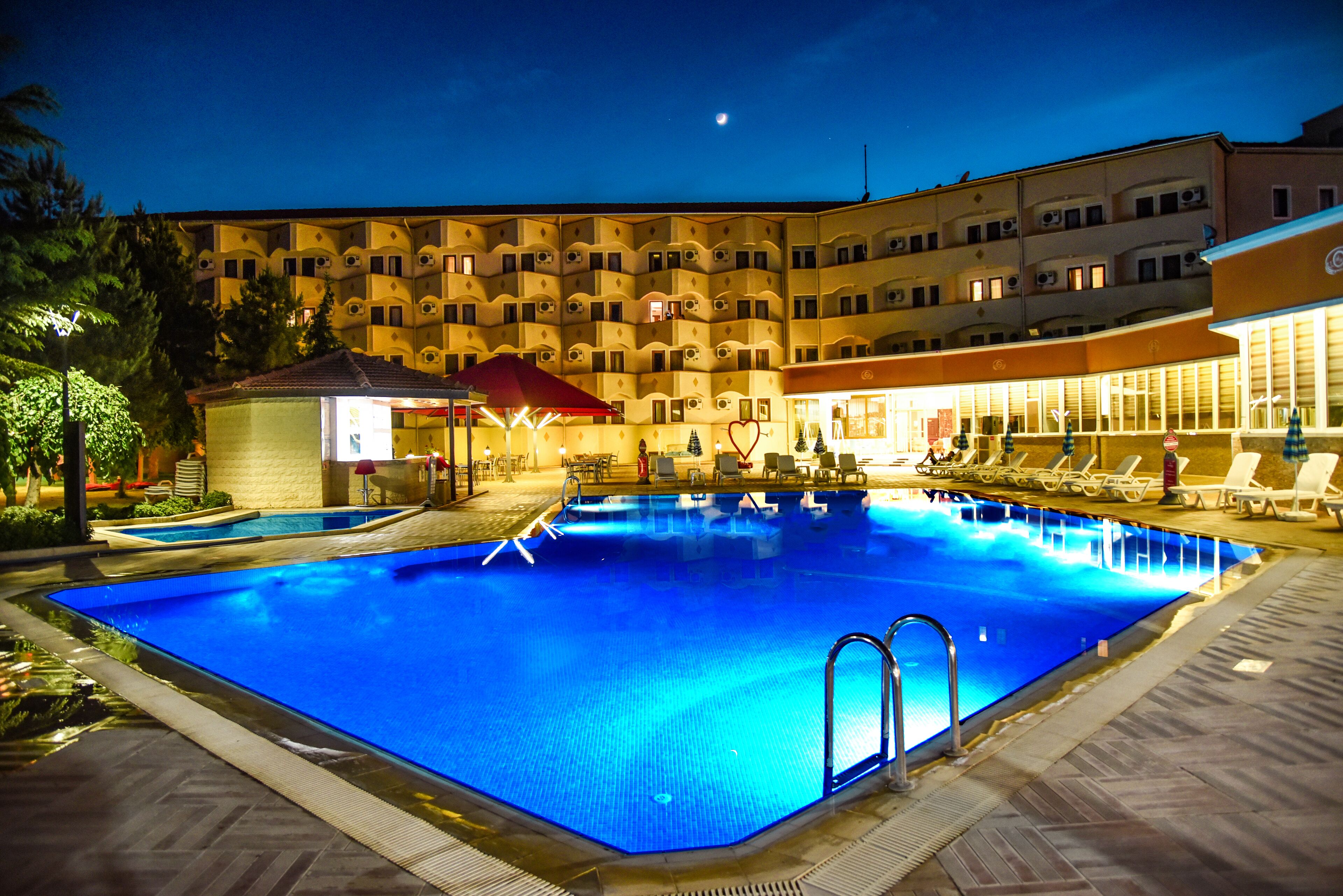 Utomhuspool, parasoller och solstolar