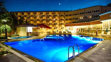 Utomhuspool, parasoller och solstolar