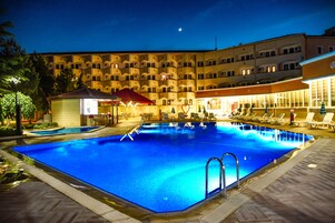 Outdoor pool, pool umbrellas, sun loungers