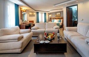 Executive-Suite, 1 Schlafzimmer | Wohnbereich | LCD-Fernseher, Tischfußball, Tischtennisplatte, Bücher