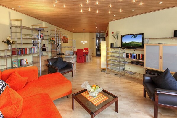 Appartement, 1 chambre, balcon | Salle de séjour | Télévision à écran plat, lecteur de DVD