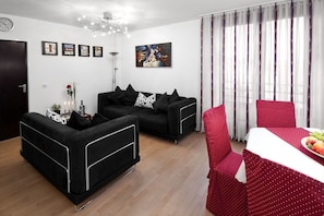 Appartement, 1 chambre | Salle de séjour | Télévision à écran plat, lecteur de DVD