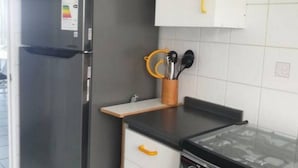Fridge, microwave, cookware/dishes/utensils - Departamento frente al mar en primer piso. Puerto velero (Coquimbo)