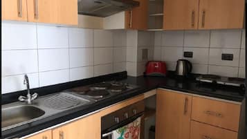 Großer Kühlschrank, Mikrowelle, Wasserkocher mit Kaffee-/Teezubehör