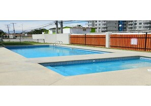 Una piscina al aire libre