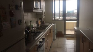 Coffee/tea maker, full-size fridge, microwave, cookware/dishes/utensils - Departamento Temuco 001 (Temuco)