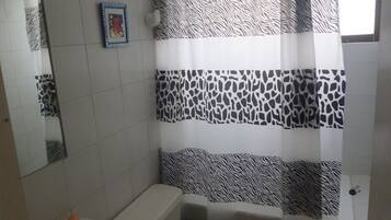 Shower, free toiletries, bidet