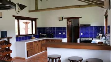 Lemari es besar, microwave, dan mesin espresso