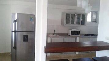 Microwave, cookware/dishes/utensils