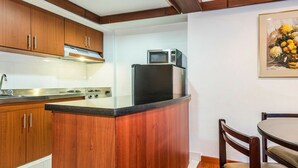 Coffee/tea maker, full-sized fridge, microwave, cookware/dishes/utensils - Apartamento Amoblado Bogotá Norte 087 (Bogotá)