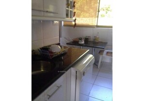 Refrigerador con freezer, microondas, lavavajillas, cafetera/tetera