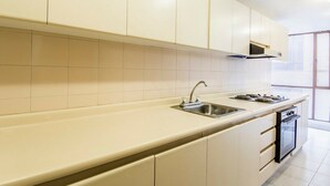 Coffee/tea maker, full-sized fridge, microwave, cookware/dishes/utensils - Apartamento Bogotá Norte 091 (Bogotá)