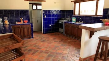 Lemari es besar, microwave, dan mesin espresso