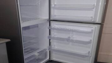 Großer Kühlschrank, Mikrowelle, Wasserkocher mit Kaffee-/Teezubehör