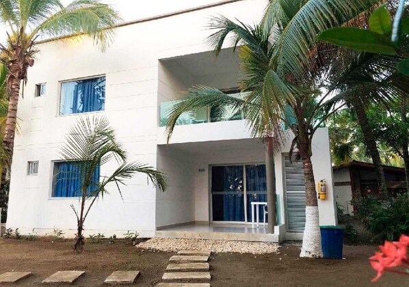 Vista frontal de la propiedad