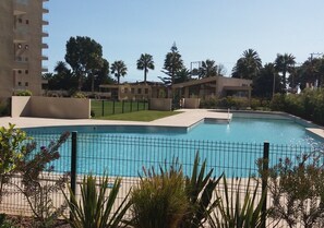 Una piscina al aire libre