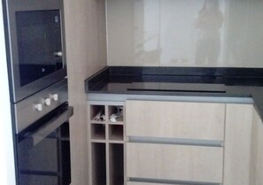 Batterie de cuisine, vaisselle et ustensiles