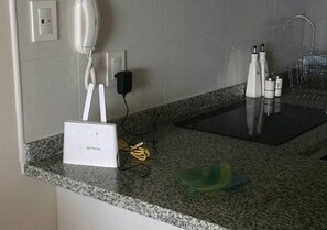 Microwave, cookware/dishes/utensils
