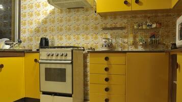 Full-sized fridge, microwave, coffee/tea maker, cookware/dishes/utensils