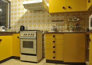 Refrigerador con congelador, microondas y cafetera y tetera 