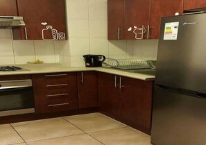 Großer Kühlschrank, Mikrowelle, Wasserkocher mit Kaffee-/Teezubehör