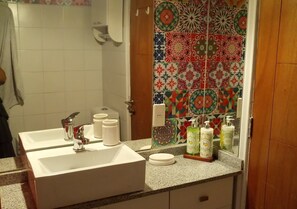 Bathroom sink