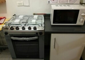 Batterie de cuisine, vaisselle et ustensiles