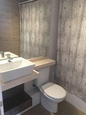 Shower, free toiletries