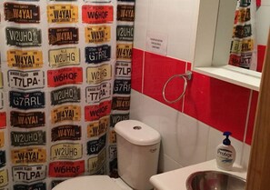 Shower, free toiletries, bidet