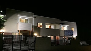 Front of property – evening/night - Cabaña Para 6 Personas Bosques del Canelo, Algarrobo 005 (Algarrobo)
