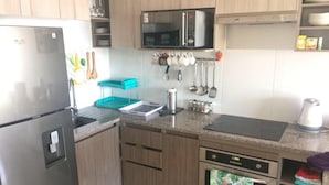 Microwave, mesin pencuci piring, dan peralatan masak/sendok-piring