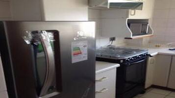 Grand réfrigérateur, cafetiÚre/bouilloire