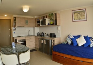 Refrigerador con freezer, cafetera/tetera, utensilios de cocina